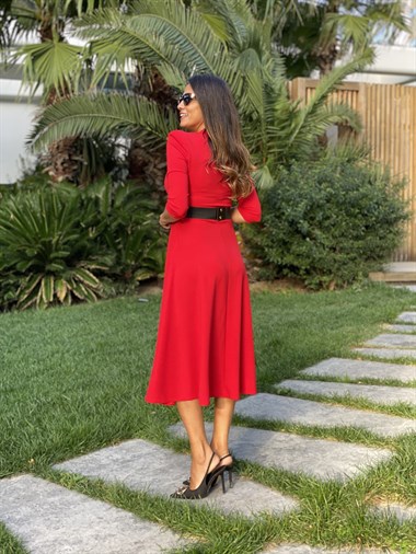 Kırmızı Beşgen Yaka Likralı Krep Kemerli Kadın Elbise