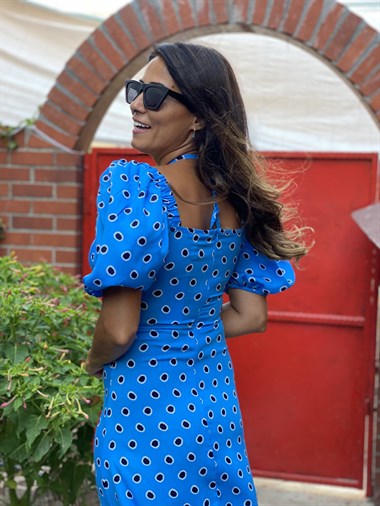 Mavi Desenli Yakası İp Bağlamalı Yırtmaçlı Viskon Kadın Elbise