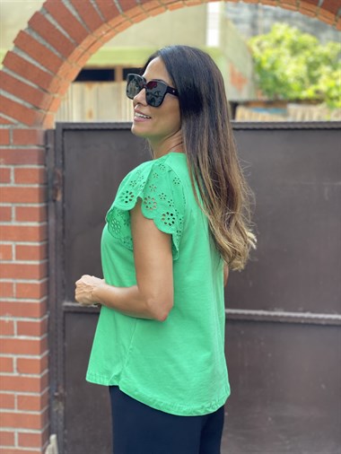 Yeşil Yakası Ve Kolları Fisto Detay Kadın T-Shirt