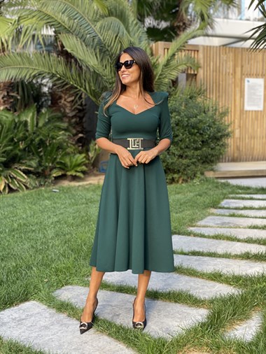 Zümrüt Yeşili Beşgen Yaka Likralı Krep Kemerli Kadın Elbise