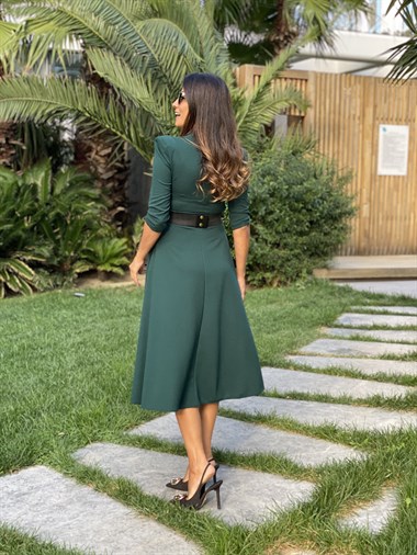 Zümrüt Yeşili Beşgen Yaka Likralı Krep Kemerli Kadın Elbise